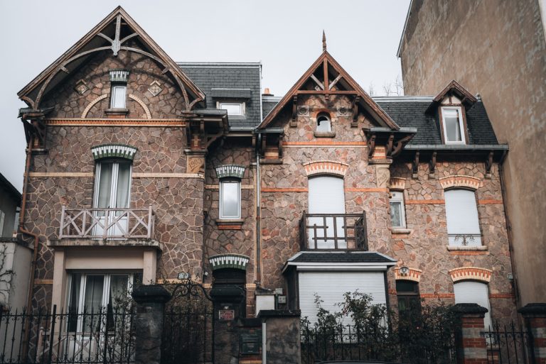 This is an Art Nouveau House on Rue Félix Faure. It's stone with several windows that have decorative frames.