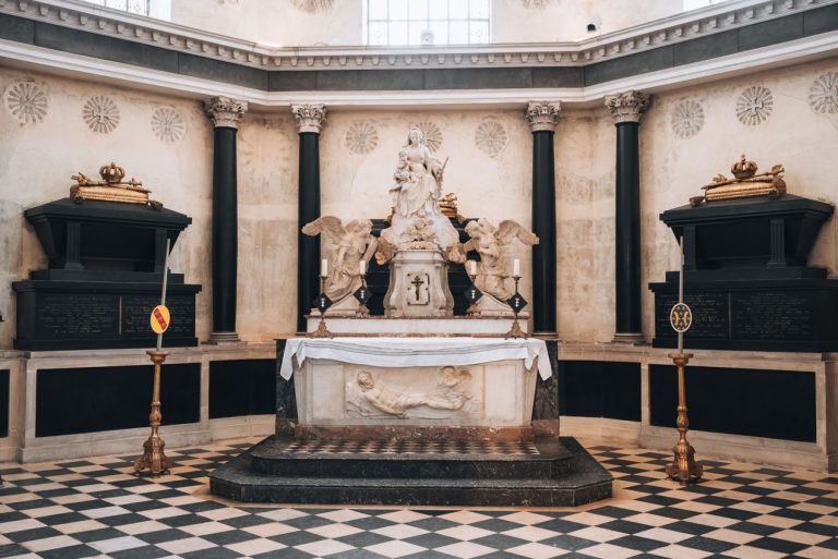 This is an exhibit at the Musée Lorraine in Nancy. There is a statue with several angles and behind there are told plated artifacts from the Dukes of Lorraine.