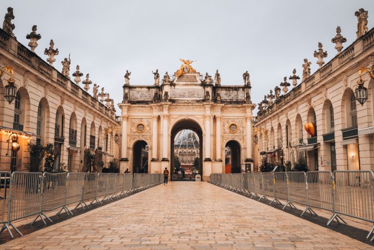 This is Arc Héré. It's an entry point into 
Place Stanislas. It's made of stone and decorated with stone and gold painted statues. It has three entrances.