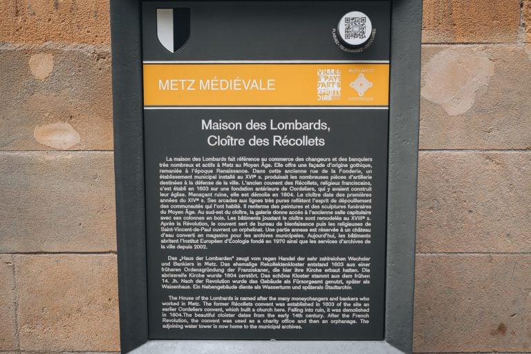 This is an information with the description of the Cloître des Récollets in Metz. It's written in German, English, and French. But most locals only speak French.