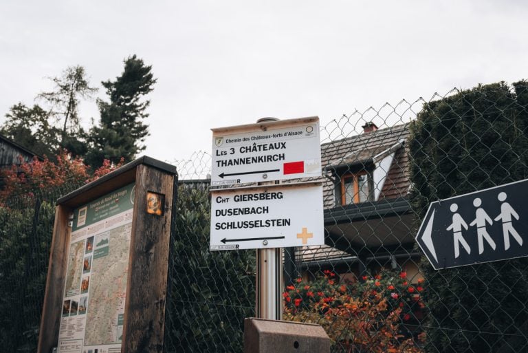 This is the first sign for the Three Castle of Ribeauvillé. It says the name of the trail and there is an arrow pointing in the direction you will need to start walking.