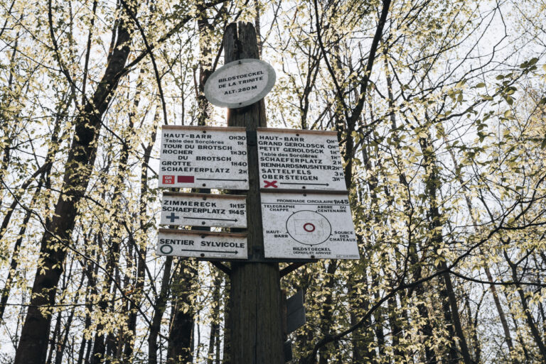 This is the first sign for the Haut-Barr Castle hike. There are five signs indicating the different trails and two show the direction and time it will take to reach the Haut-Barr Castle.