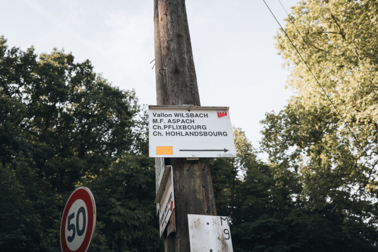 First sign for the Hohlandsbourg Castle hike. There is the name of the castle, a symbol, and a arrow pointing in which direction to walk.