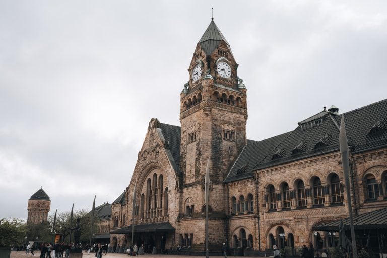 This is a photo of the Gare de Metz. It's a large train station with a clock tower. It's well-served because Metz is well-located.