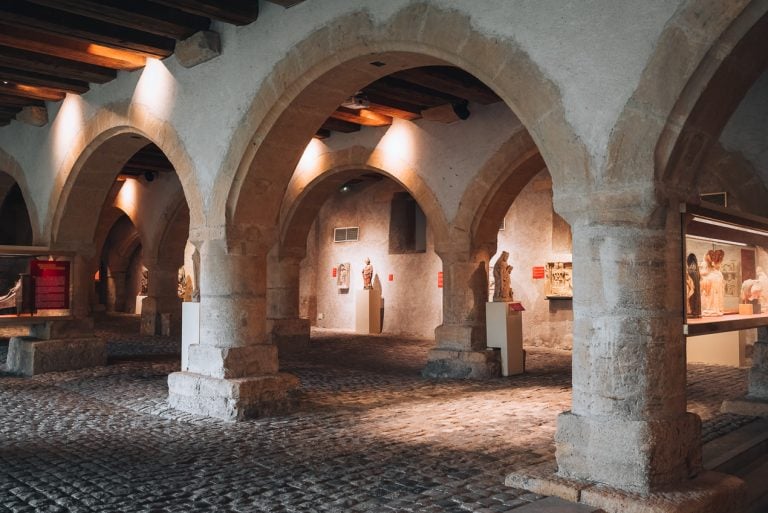 This is the Grenier de Chèvremont at the Musée de la Cour d’Or in Metz. There are several stone arches with exhibits between each one.