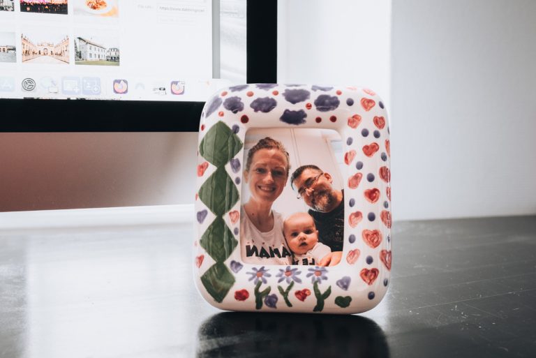 This is the final product from from La Boutique des Bouleaux. It's a picture frame with different shapes and a photo of my family.