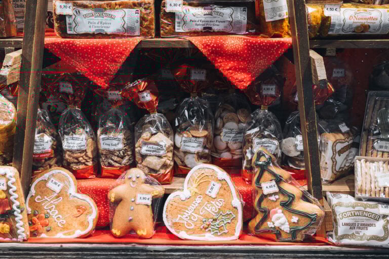 This is a photo of Pain d'épices. There are different assortment bags and cookies on display.