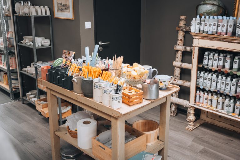 These are the painting tools available at La Boutique des Bouleaux. There are paint brushes, stencils, sponges, and more.