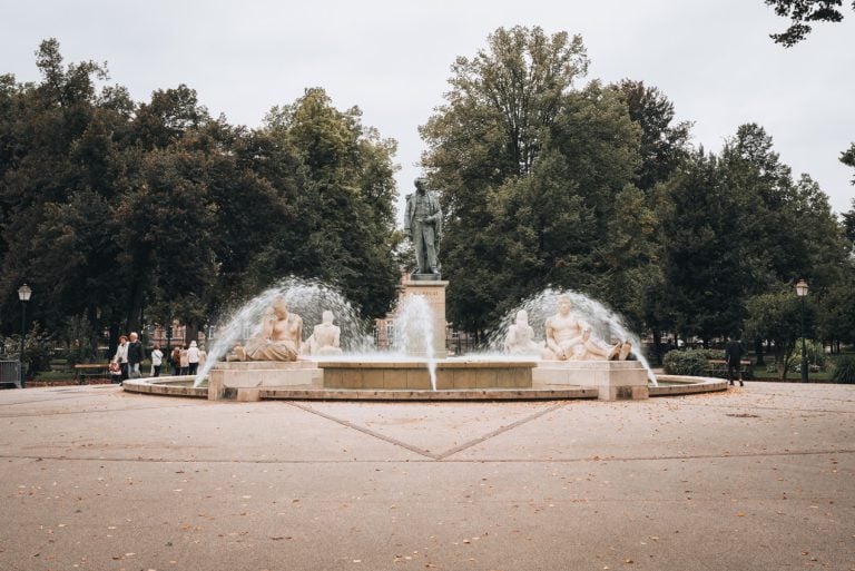 This is Parc du Champs de Mars in Colmar. There is a fountain surrounded by trees. It's near the train station.