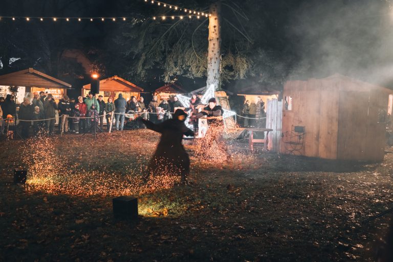 This is another Hans Trapp performance at the Parc du Musée during the Christmas market in Wissembourg. Two peopl are pretend fighting with piece of wooden that are on fire.