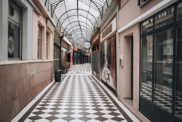 This is the Passage du Théatre in Mulhouse. There are shops lined on either side and it's covered by a glass ceiling.